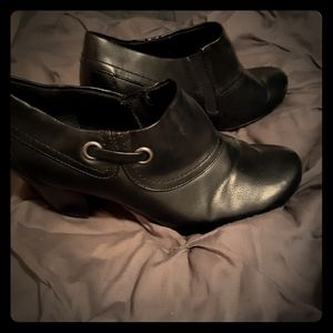 8W great condition.  Slip on black. Booties
